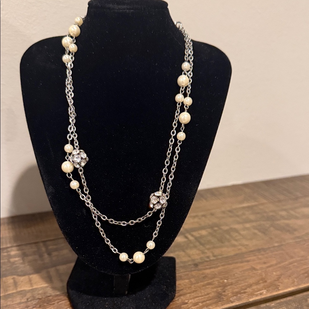 Elegant Silver and Cream Pearl Necklace